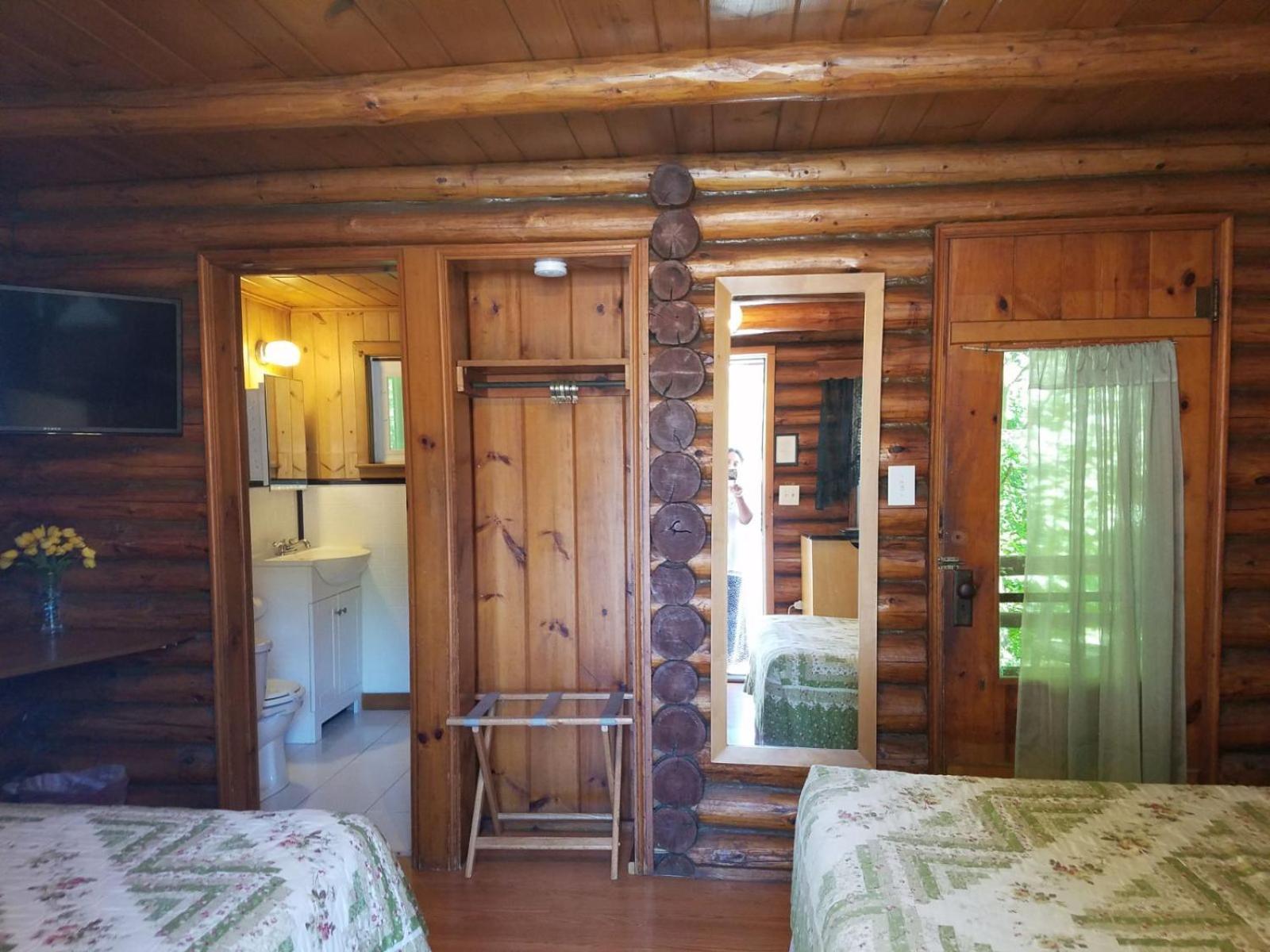 Seven Dwarfs Cabin - On The Brook Cabins Lake George Buitenkant foto