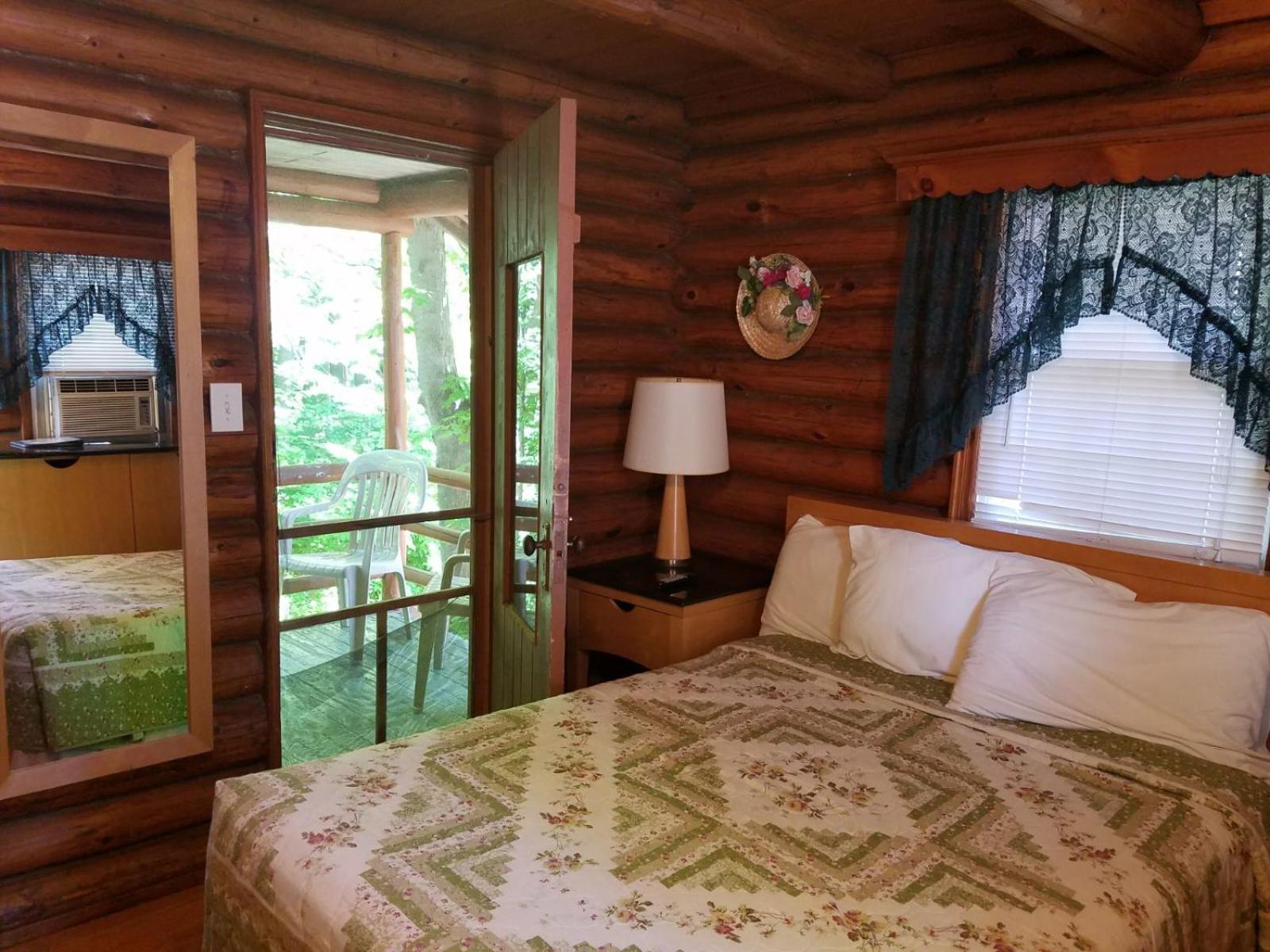 Seven Dwarfs Cabin - On The Brook Cabins Lake George Buitenkant foto