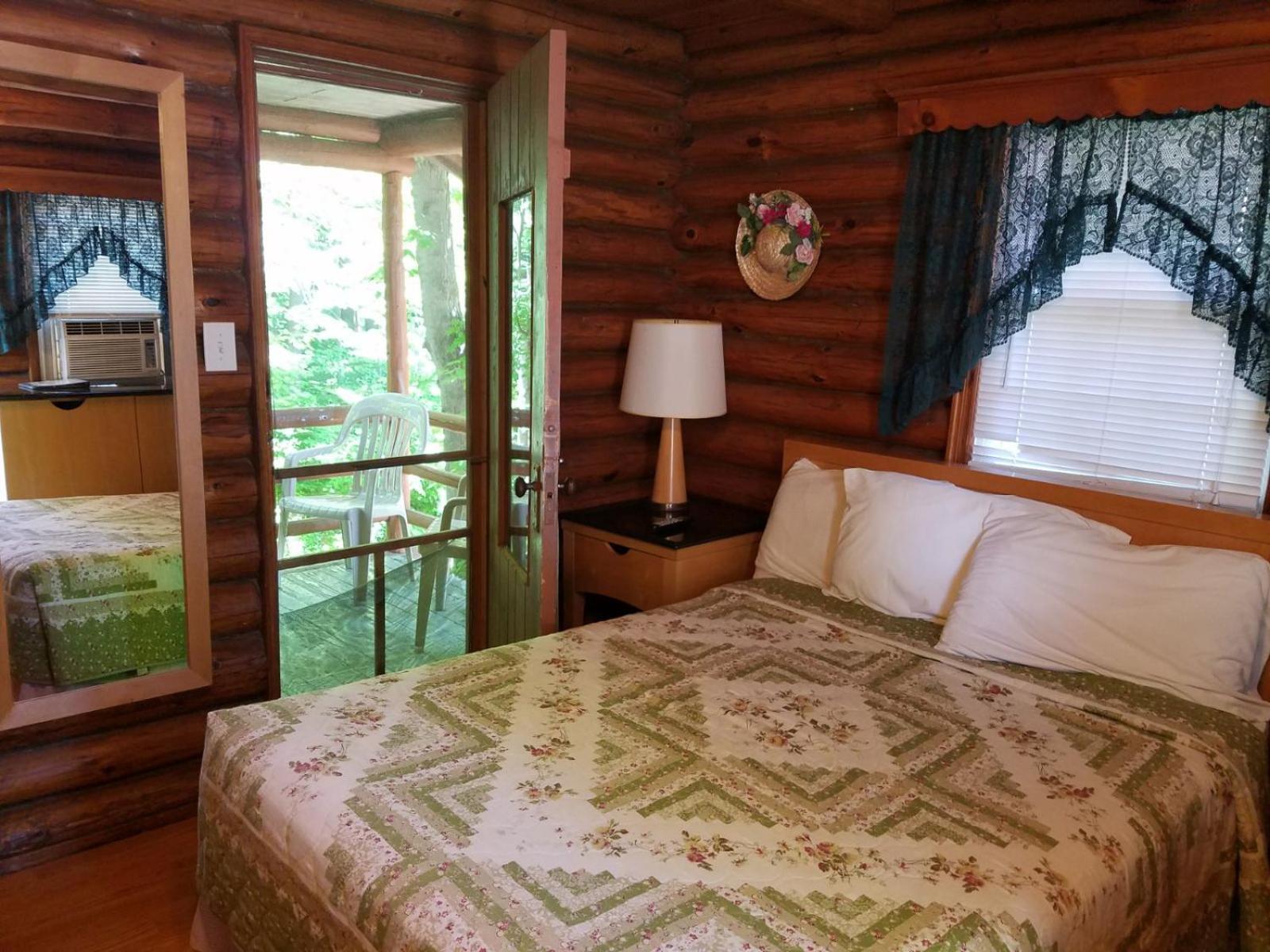 Seven Dwarfs Cabin - On The Brook Cabins Lake George Buitenkant foto